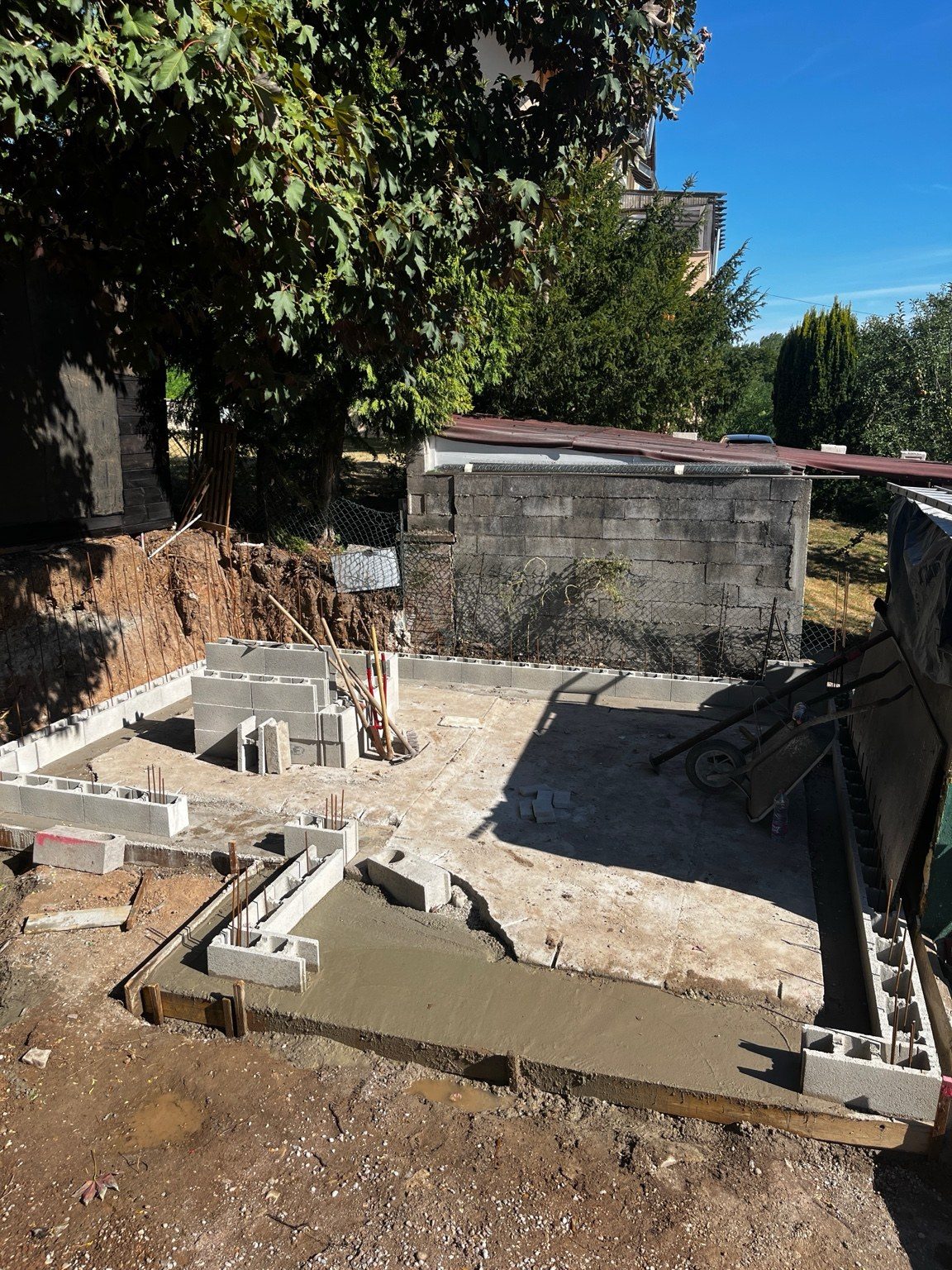 Chantier en cours : fondations coulées et premiers rangs de parpaings