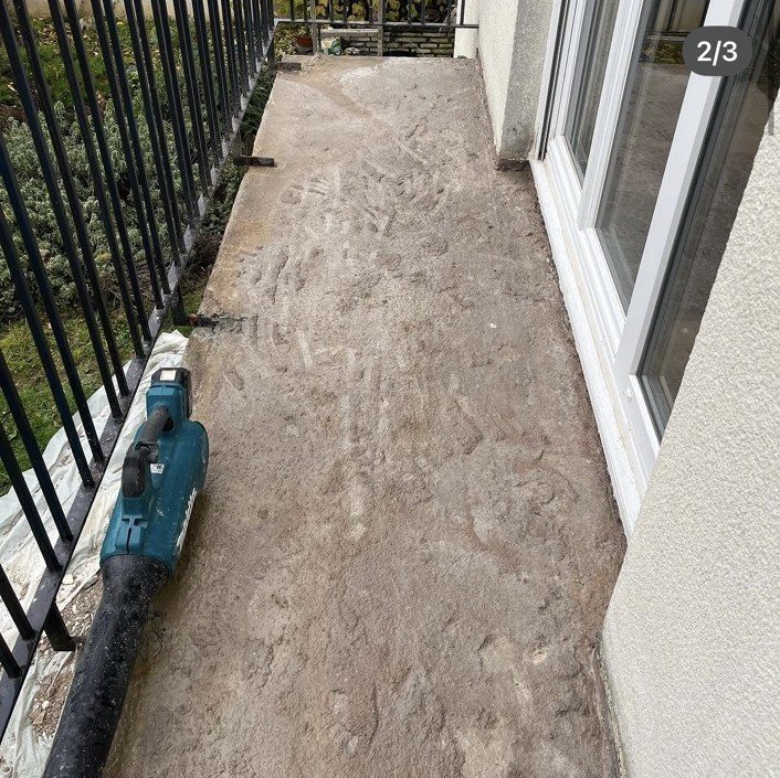Balcon avant travaux : dalle de béton usée et poussiéreuse